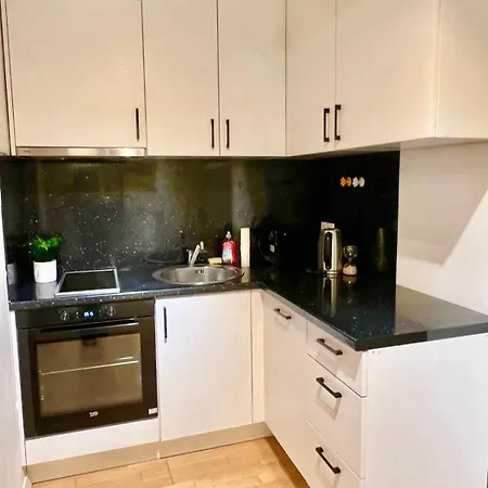 With 5 Single Beds & Garden Near Scs