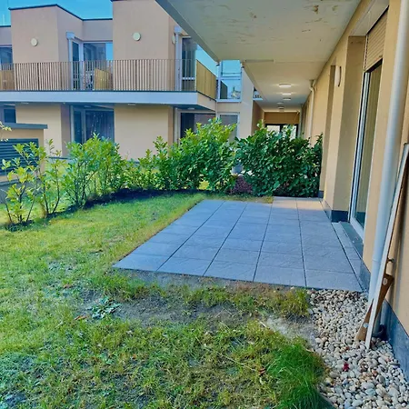 With 5 Single Beds & Garden Near Scs Apartment *