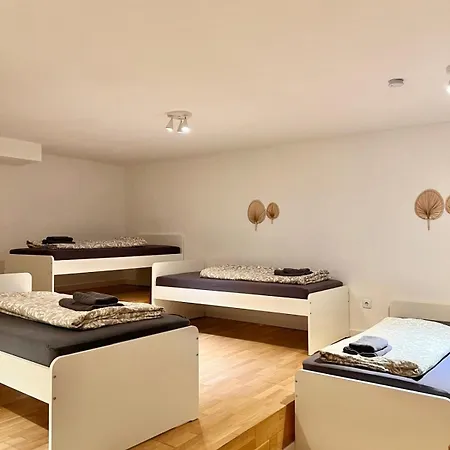 With 5 Single Beds & Garden Near Scs Wiener Neudorf