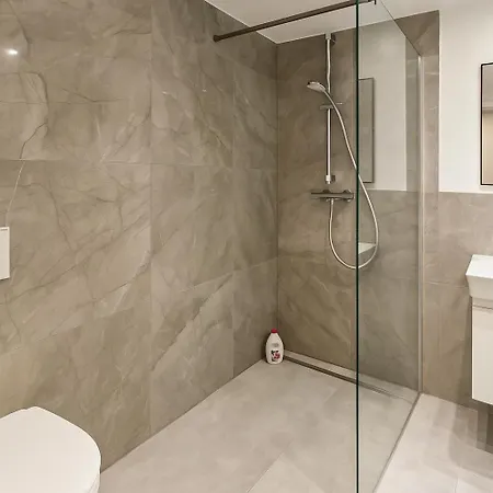 With 5 Single Beds & Garden Near Scs Apartament *