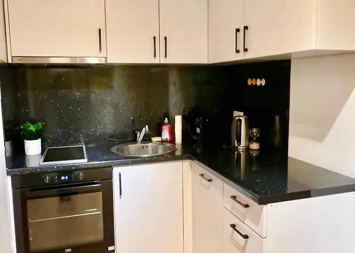 With 5 Single Beds & Garden Near Scs