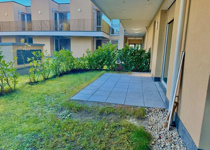 With 5 Single Beds & Garden Near Scs Apartment *