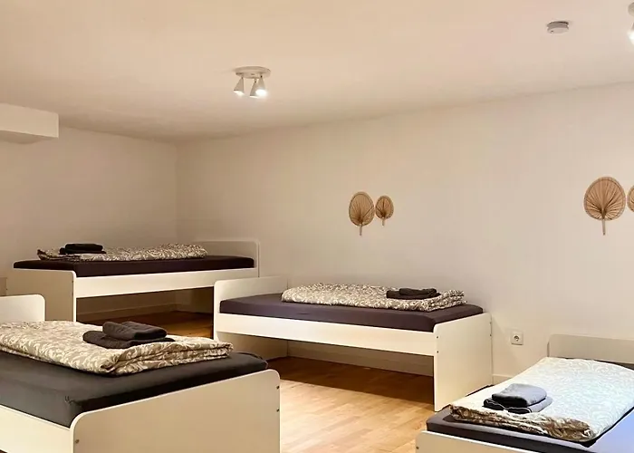 With 5 Single Beds & Garden Near Scs Wiener Neudorf