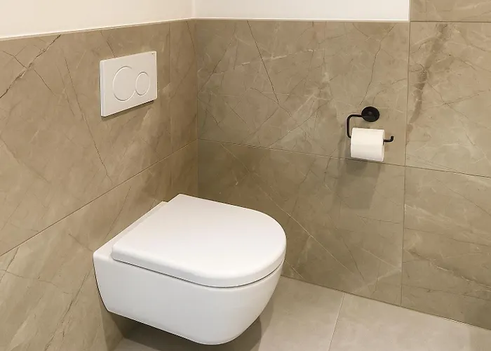 Apartment With 5 Single Beds & Garden Near Scs