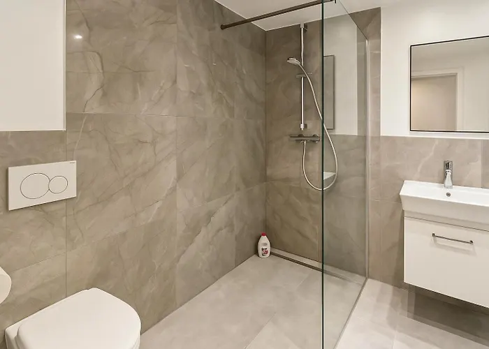 With 5 Single Beds & Garden Near Scs Apartment *